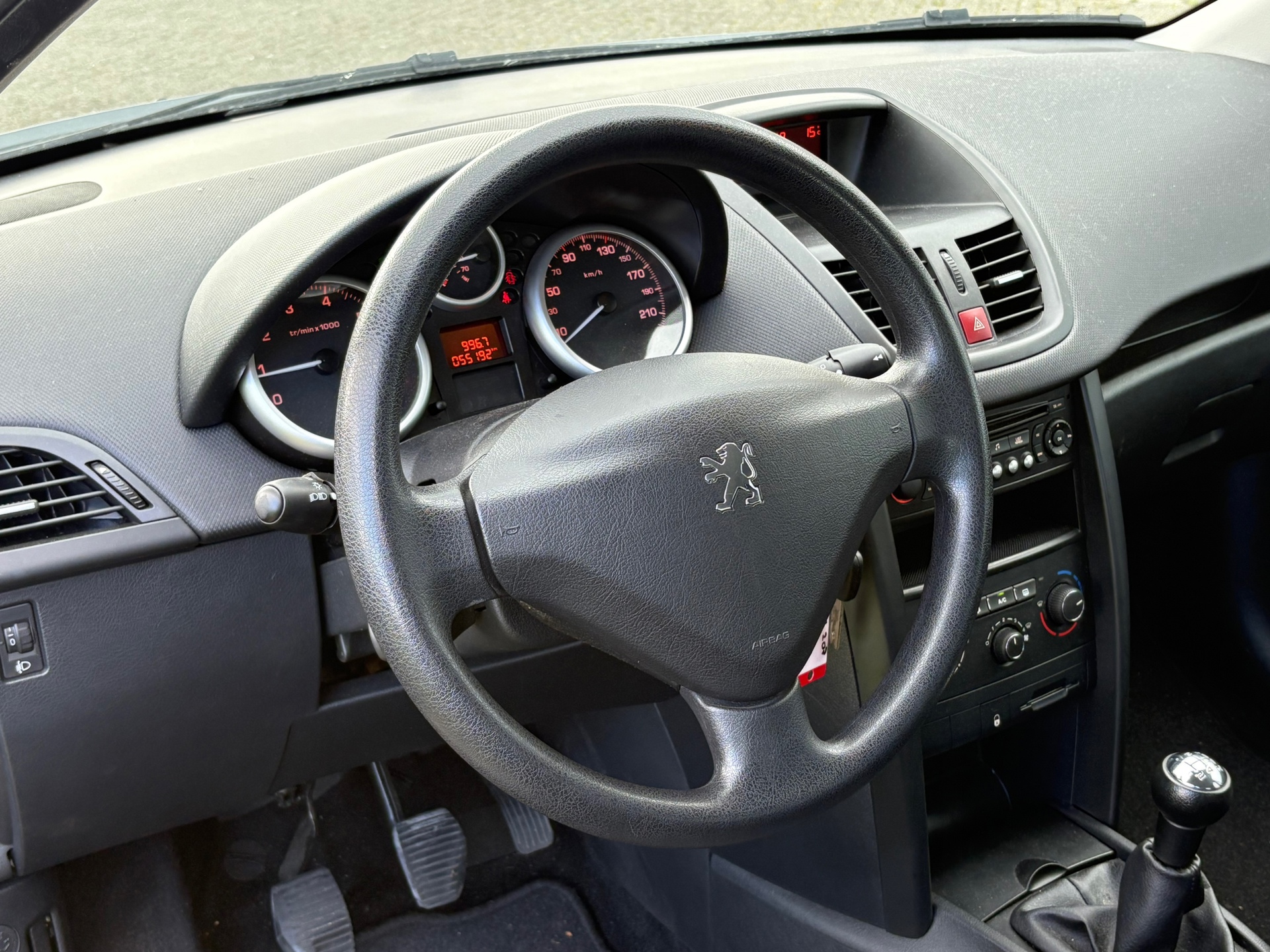 48398665-2.jpg